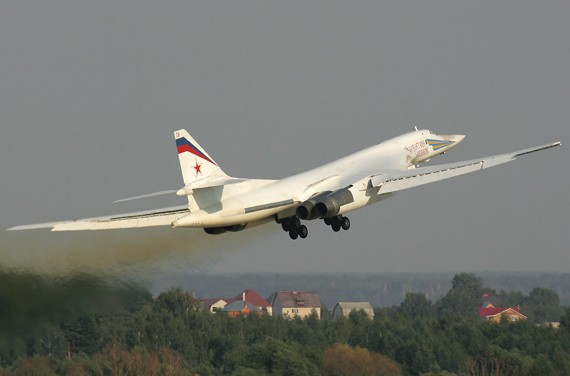 Máy bay ném bom chiến lược Tu-160 của Nga có hành trình lên tới 13.000 km